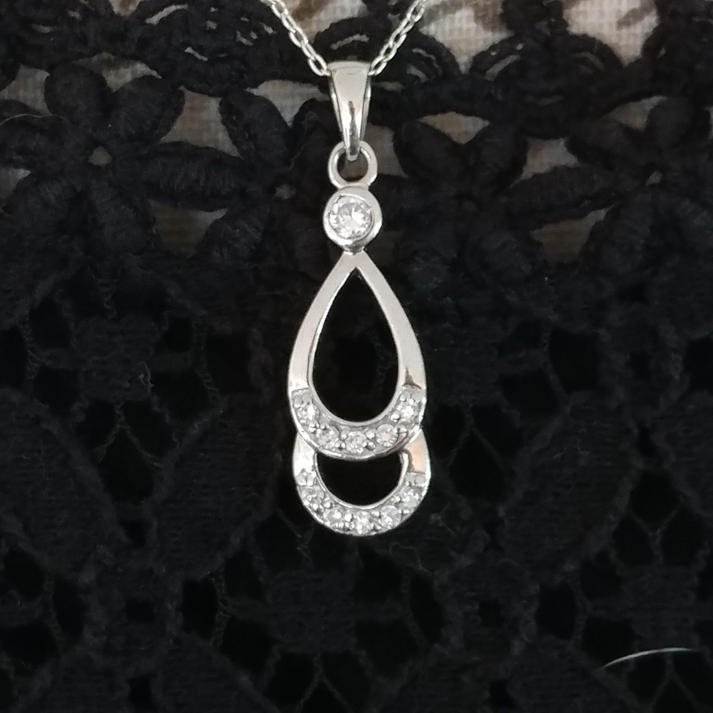 👠Cubic Zirconia and Silver Necklace